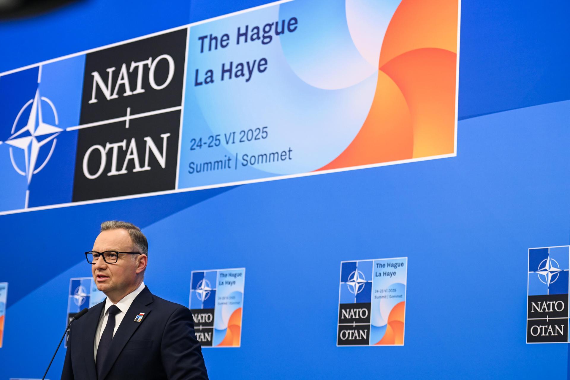 El presidente polaco, Andrzej Duda, habla con periodistas a la llegada a la cumbre de la OTAN en La Haya, el 25 de junio de 2025. EFE/EPA/JONAS ROOSENS