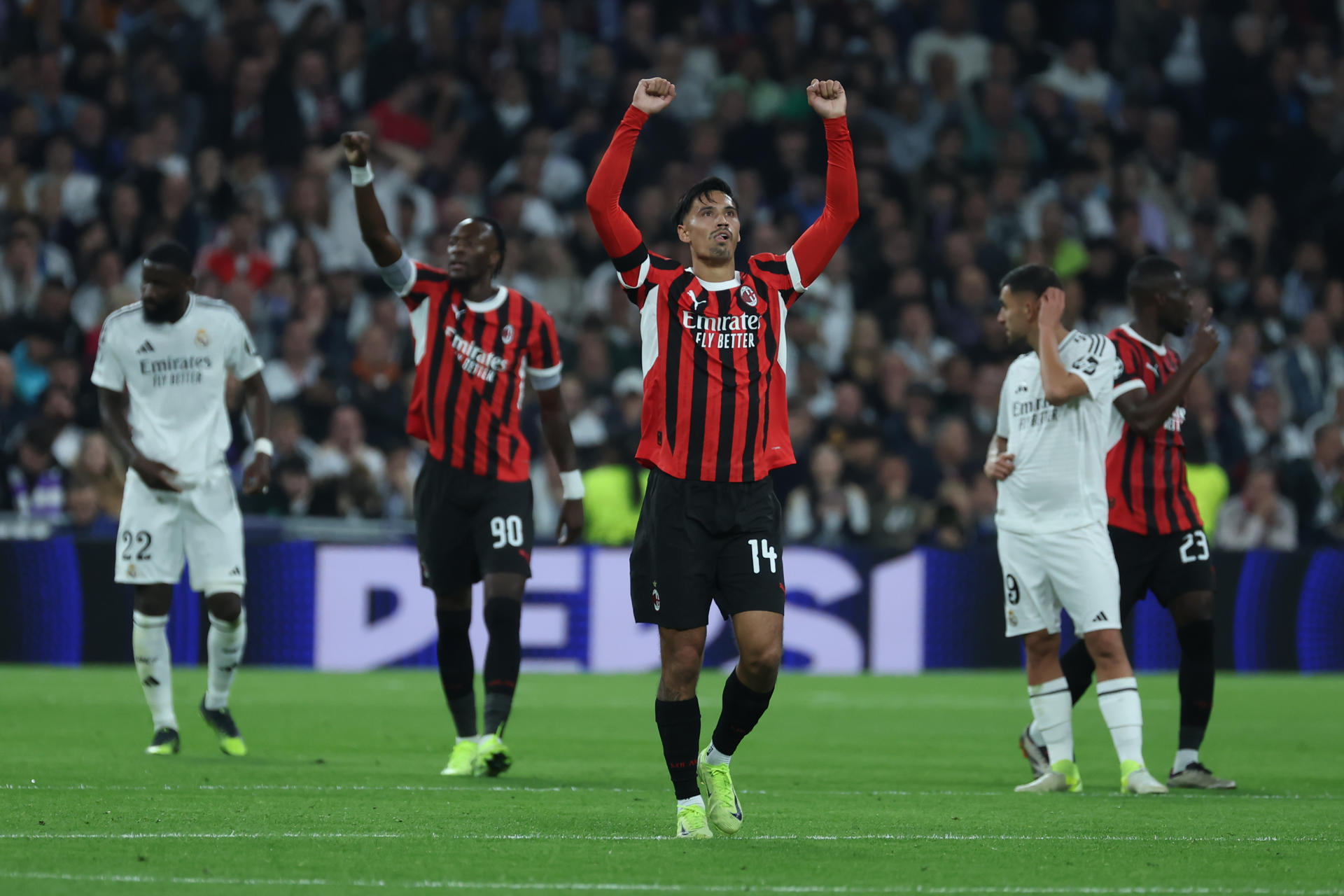 El nuevo centrocampista del Manchester City, procedente del Milan, Tijani Reijnders (c), en una imagen de archivo en la que celebra tras marcar un gol ante el Real Madrid. EFE/Kiko Huesca