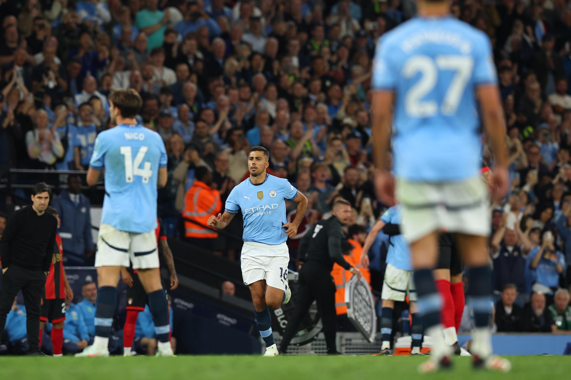 Rodri (C) entra al terreno de juego del Etihad Stadium durante el partido contra el Bouremouth, el pasado 20 de mayo. EFE/EPA/ASH ALLEN EDITORIAL USE ONLY.