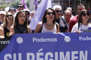 La secretaria general de Podemos, Ione Belarra (i), y la eurodiputada de Podemos, Irene Montero (2i), durante la manifestación este sábado en Madrid para protestar "contra el rearme y la militarización" que supondría el aumento del gasto en Defensa al 5 % del PIB por parte de los países de la OTAN, si bien el Gobierno español considera suficiente un 2 %. EFE/Javier Lizón