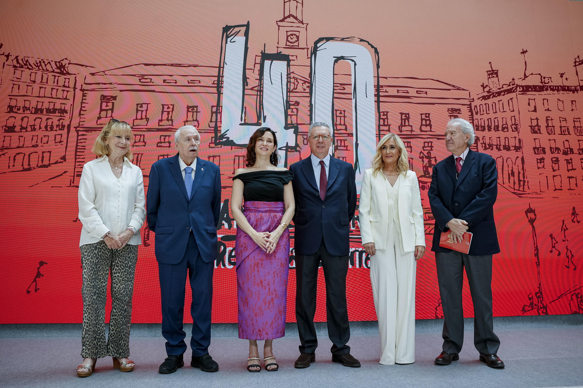 La presidenta de la Comunidad de Madrid, Isabel Díaz Ayuso, posa junto a expresidentes de la institución durante el acto institucional por el 40 aniversario de la Real Casa de Correos como sede de la Presidencia de la Comunidad de Madrid, este viernes en Madrid. EFE/Daniel González