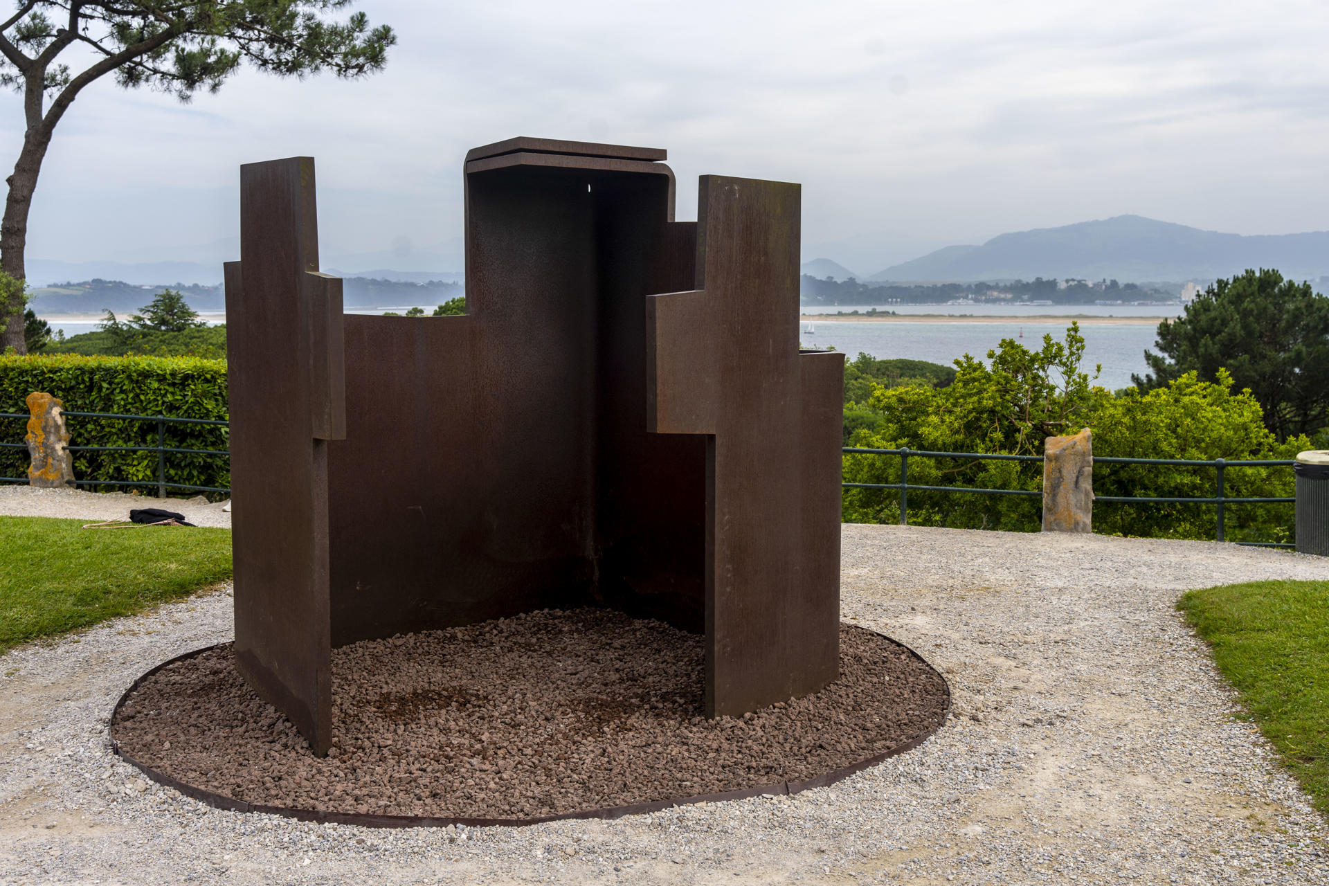 Homenaje de la Universidad Internacional Menéndez Pelayo, a la obra de Eduardo Chillida 'Consejo al espacio VII', realizada por el artista vasco en 1996 en acero corten. EFE/ROMÁN G. AGUILERA