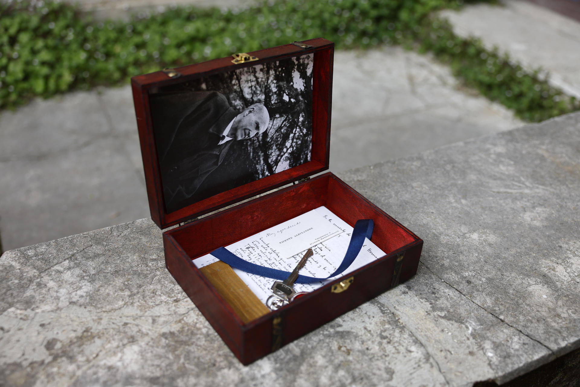 Detalle de una caja conmemorativa con un retrato del poeta Miguel Aleixandre, la llave del edificio, una tarjeta de visita y la elegía manuscrita 'En la muerte de Miguel Hernández'. La presidenta de la Comunidad de Madrid, Isabel Díaz Ayuso, visitó este lunes por primera vez Velintonia, la casa del Premio Nobel de Literatura Vicente Aleixandre, tras su adquisición en subasta judicial por el Gobierno autonómico, que prevé convertir el inmueble en un espacio de homenaje a la Generación del 27. EFE/ Rodrigo Jiménez