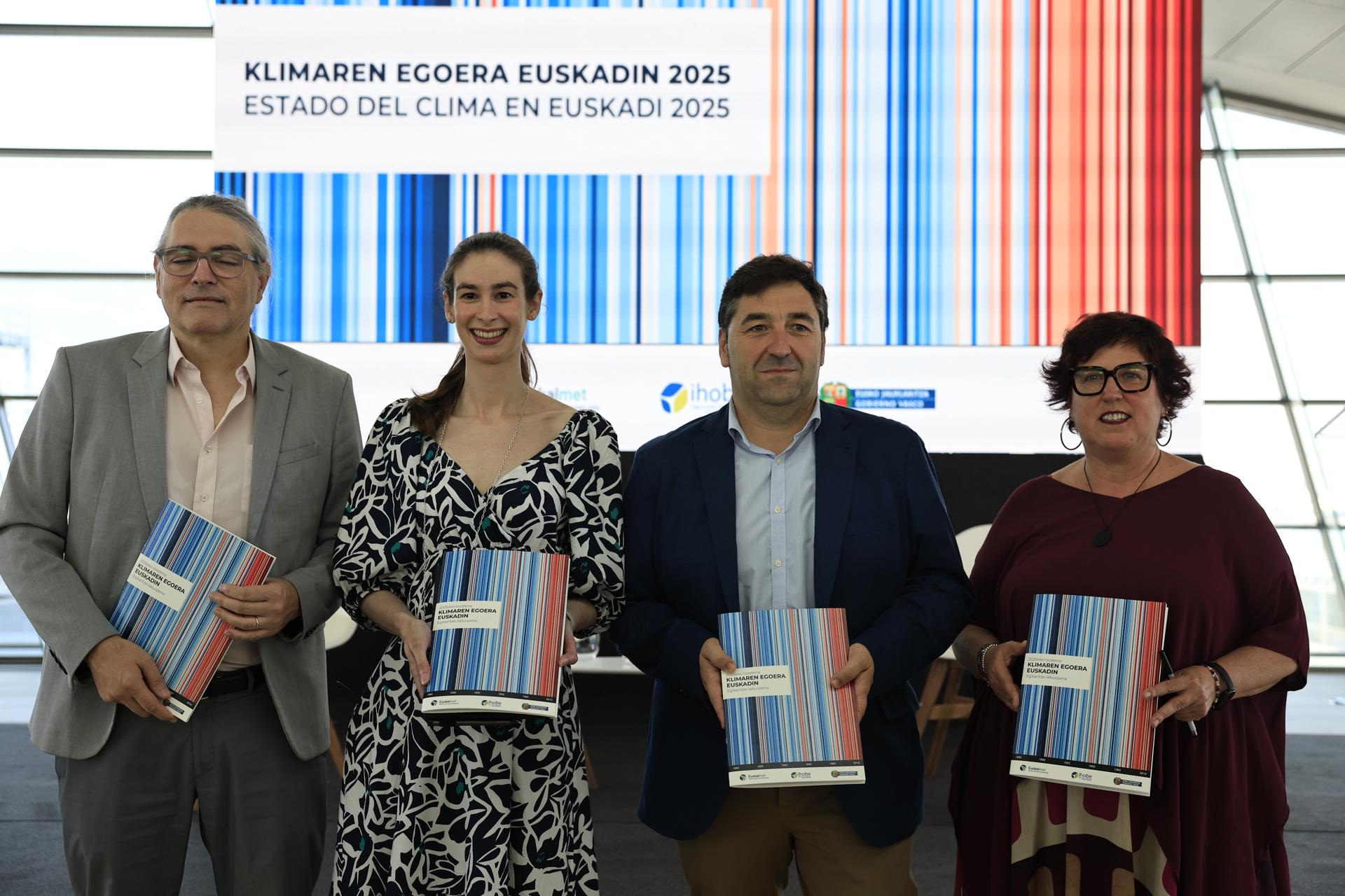 El viceconsejero de Medio Ambiente del Gobierno Vasco, Josu Bilbao (2d), la viceconsejera de Protección Civil, Joana Egiluz (2i), la directora de Acción Climática de Ihobe, Mari Mar Alonso Martín (d), y el director estratégico de Euskalmet, Santiago Gaztelumendi (i), han presentado este jueves en Getxo (Bizkaia) el primer informe sobre el Estado del Clima de Euskadi, elaborado por la sociedad pública Ihobe y la Agencia Vasca de Meteorología-Euskalmet, y que analiza los principales hallazgos sobre el cambio climático en Euskadi. EFE/ Miguel Toña