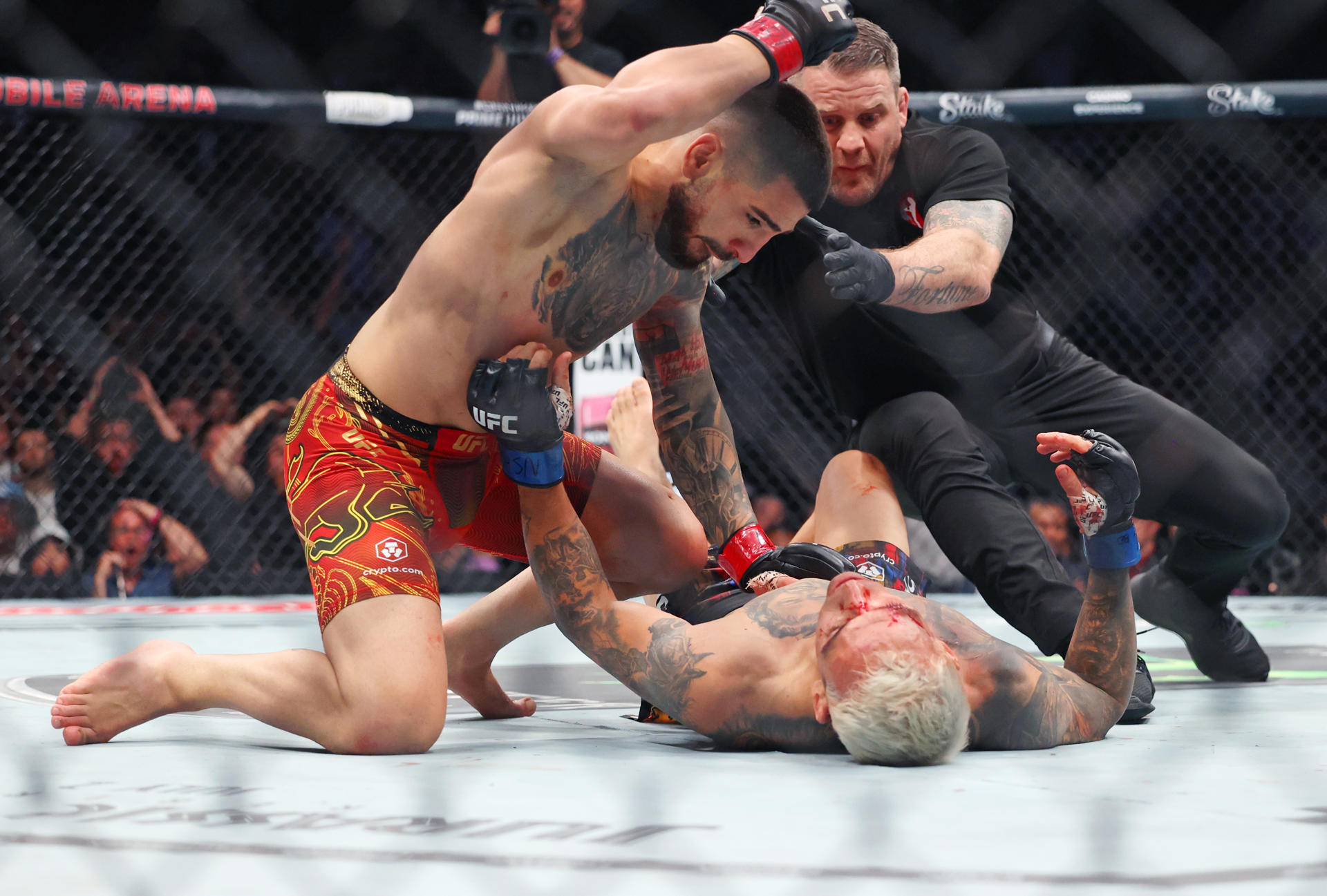El luchador español Ilia Topuria (i) en acción contra el el brasileño Charles Oliveira (d), durante el combate de la Ultimate Fighting Championship (UFC) celebrado en el T-Mobile Arena in Las Vegas, Nevada (EE.UU.). EFE/Ronda Churchil