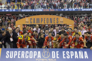 El capitán del Jimbee Cartagena, Jesús Izquierdo, celebra con sus compañeros tras vencer al Real Betis Futsal en la final de la última Supercopa de España. EFE/Marcial Guillén