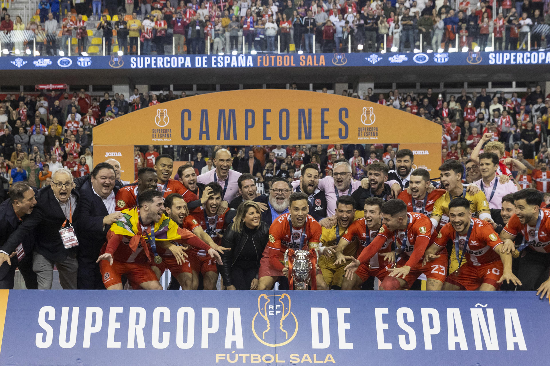 El capitán del Jimbee Cartagena, Jesús Izquierdo, celebra con sus compañeros tras vencer al Real Betis Futsal en la final de la última Supercopa de España. EFE/Marcial Guillén