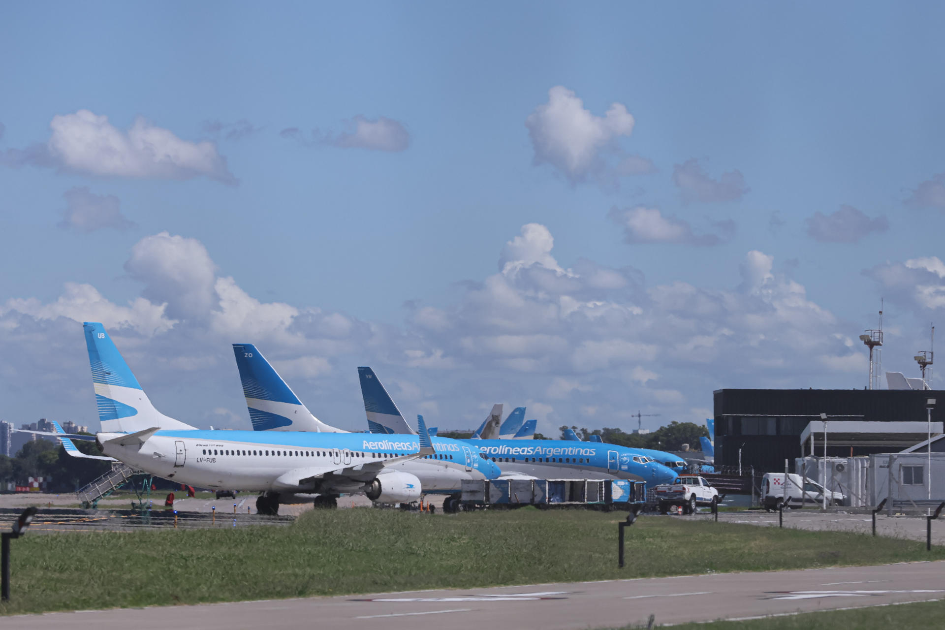 Fotografía de archivo que muestra aviones de Aerolíneas Argentina estacionados en el Aeroparque Jorge Newbery este miércoles, en Buenos Aires (Argentina). EFE/ Luciano González