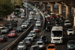 Fotografía del tráfico vehicular el 22 de febrero de 2024 en la Ciudad de México (México). EFE/José Méndez