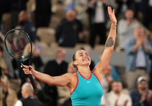 La bielorrusa Aryna Sabalenka celebra la victoria este jueves ante Iga Swiatek. EFE/EPA/TERESA SUAREZ