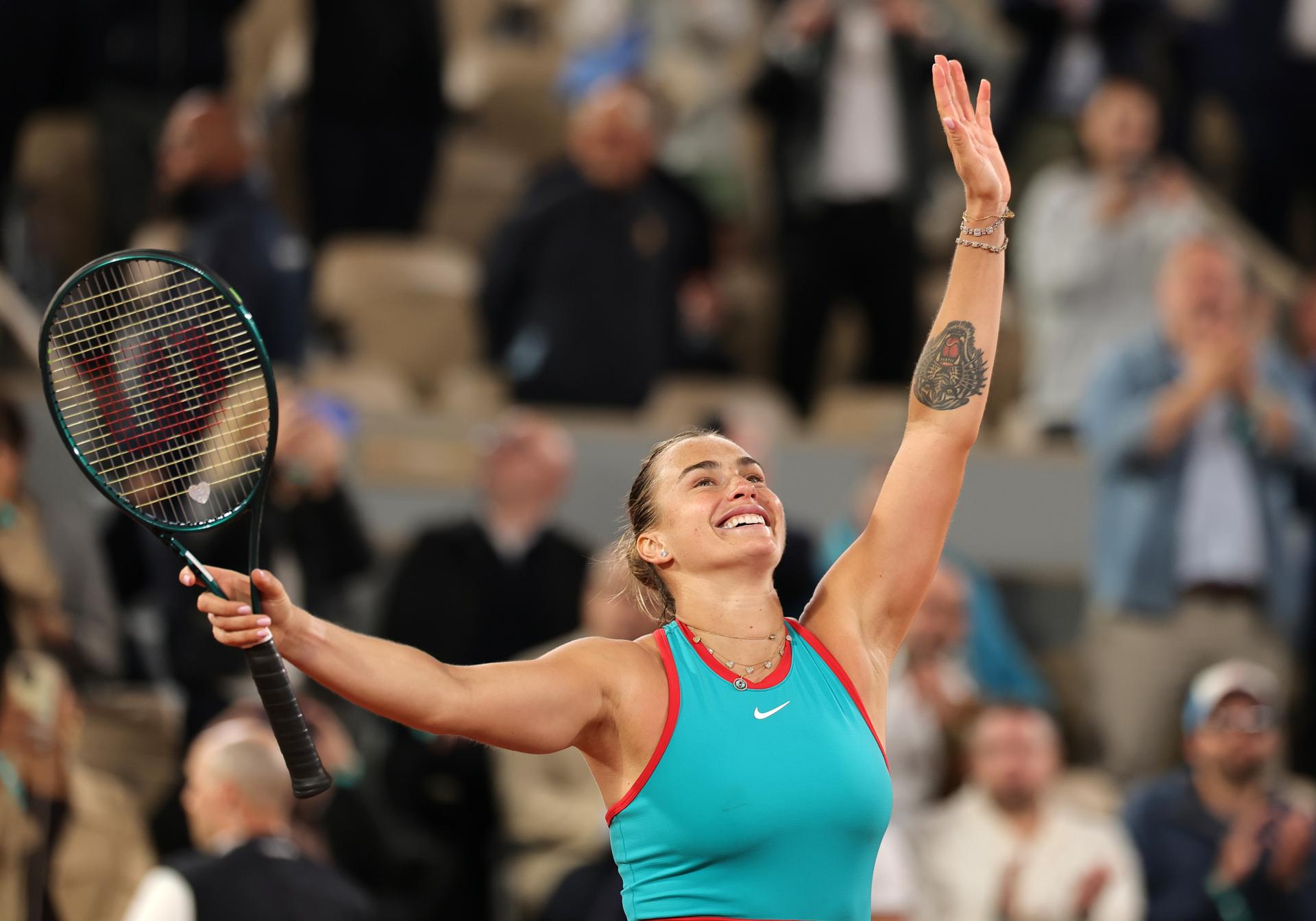 La bielorrusa Aryna Sabalenka celebra la victoria este jueves ante Iga Swiatek. EFE/EPA/TERESA SUAREZ