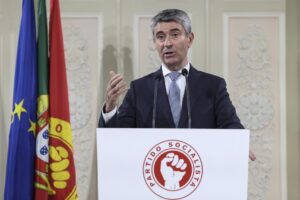 El exministro de Administración Interna de Portugal José Luís Carneiro, que ocupó el cargo durante el último Gobierno de António Costa (2022-2024), se proclamó este sábado como nuevo secretario general del Partido Socialista (PS). EFE//Miguel A. Lopes