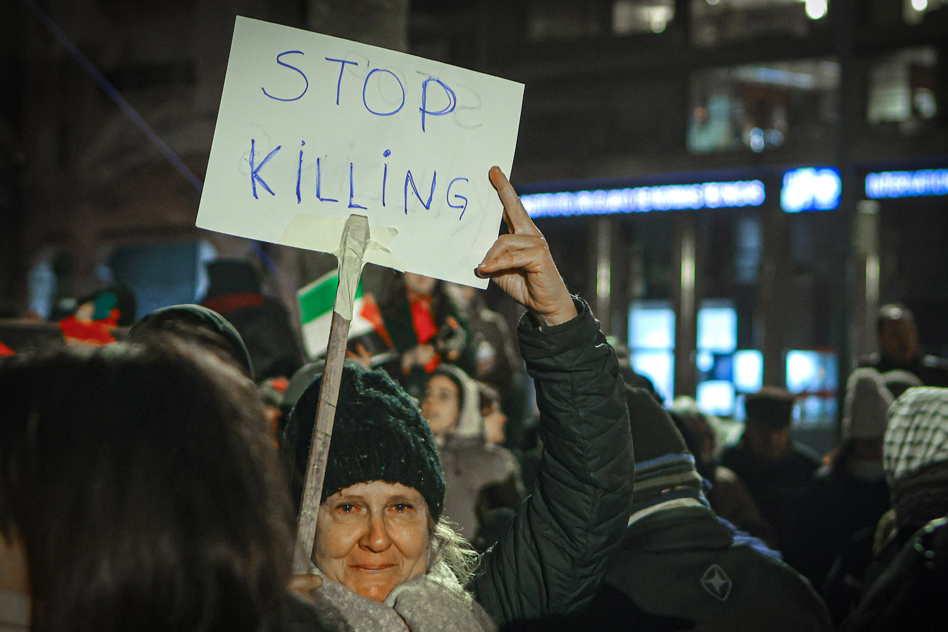 Decenas de personas fueron captadas este martes, 17 de junio, al protestar en una marcha propalestina convocada por colectivos sociales uruguayos, en la Plaza Independencia de Montevideo (Uruguay). EFE/Gastón Britos