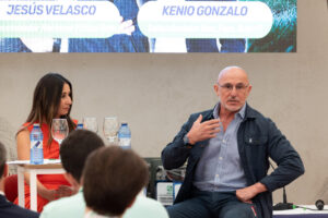 El seleccionador español de fútbol, Luis de la Fuente (d), participa en el Día del Entrenador Extremeño, que organiza el Comité de Entrenadores de la Real Federación Extremeña de Fútbol este sábado, en Mérida. EFE/ Jero Morales
