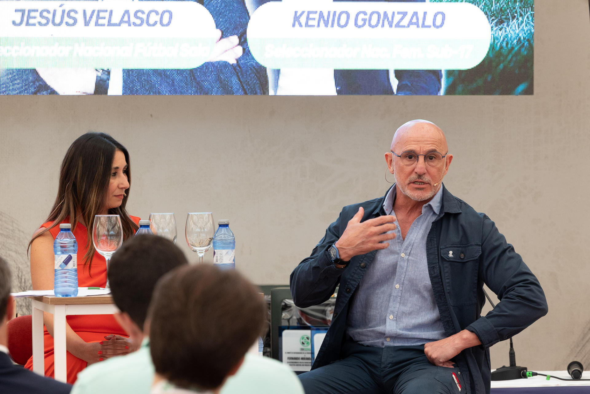El seleccionador español de fútbol, Luis de la Fuente (d), participa en el Día del Entrenador Extremeño, que organiza el Comité de Entrenadores de la Real Federación Extremeña de Fútbol este sábado, en Mérida. EFE/ Jero Morales
