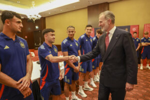 El rey Felipe VI saluda a los jugadores de la selección española sub21, coincidiendo que se alojan en el mismo hotel de Bratislava para disputar la Eurocopa de fútbol Sub-21. EFE / Casa de S. M. El Rey / José Jiménez. ***SOLO USO EDITORIAL / SOLO USO DISPONIBLE PARA ILUSTRAR LA NOTICIA QUE ACOMPAÑA/ (CRÉDITO OBLIGATORIO)***.