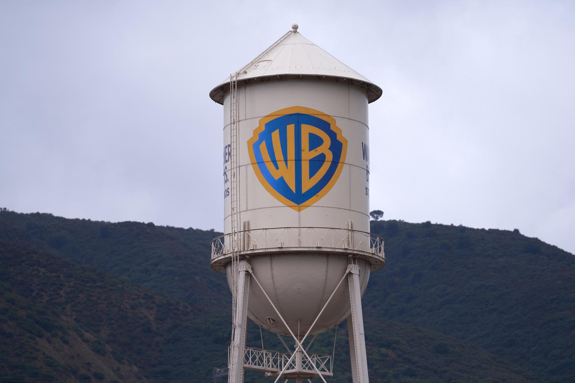 Una torre de agua de marca se eleva sobre los estudios Warner Bros. en Burbank, California, EE. UU., el 21 de diciembre de 2023. Warner Bros. EFE/EPA/Allison Dinner