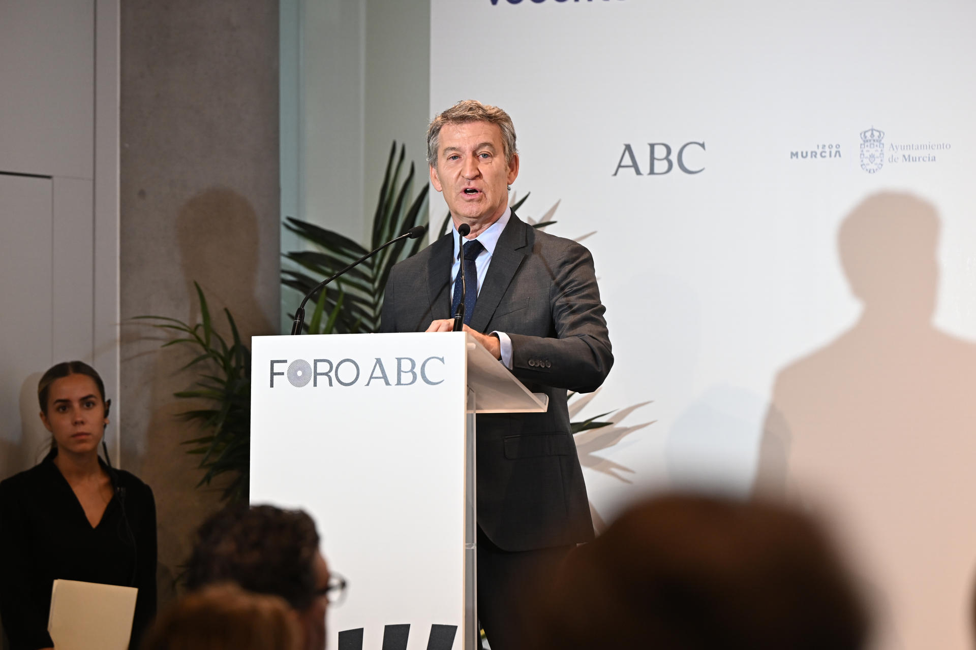 El presidente del PP, Alberto Núñez Feijóo, durante el Foro ABC este martes. EFE/ Fernando Villar