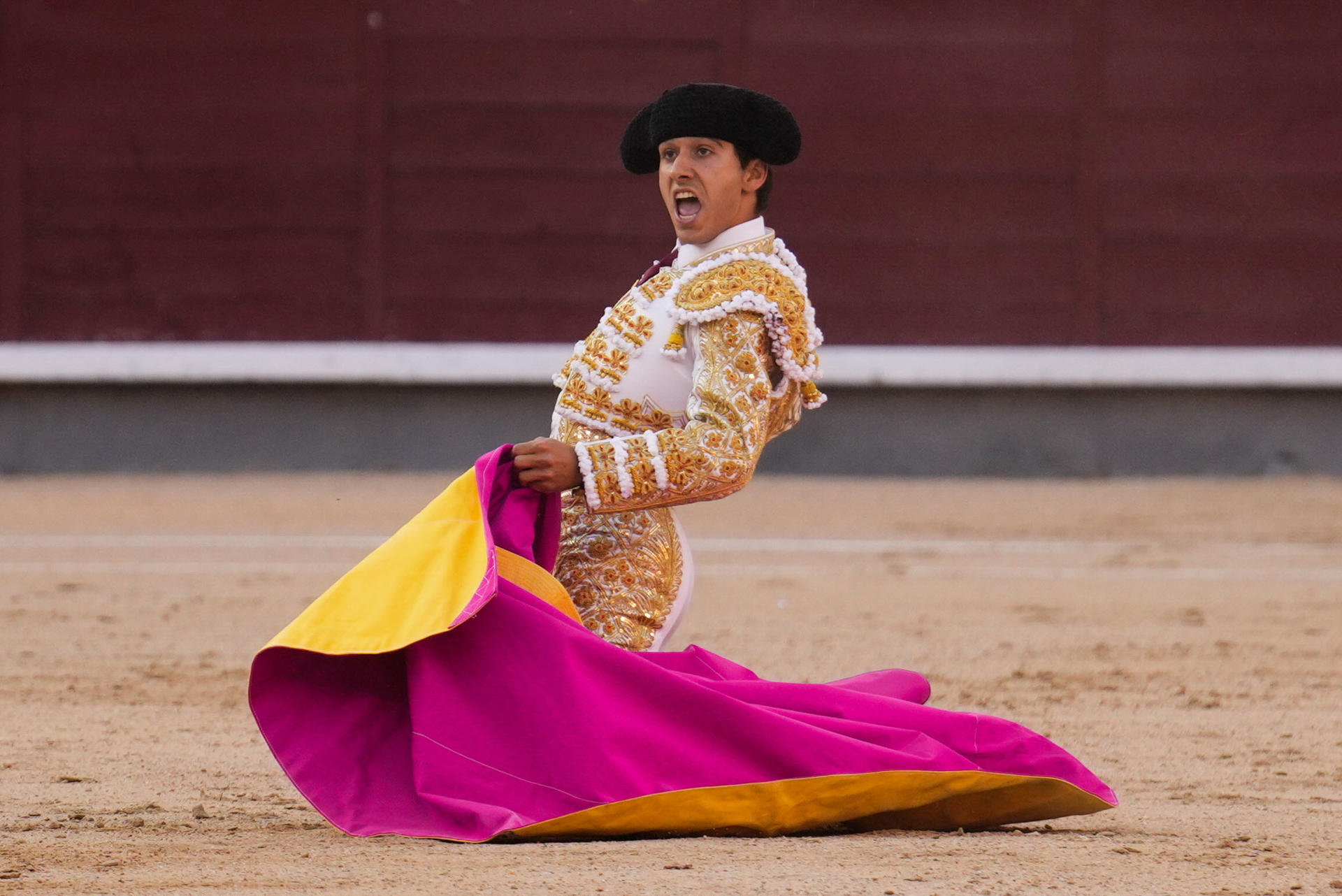 El diestro Ismael Martín en la lidia de su segundo toro durante la corrida de la feria de San Isidro con toros de Conde de Mayalde para El Fandi, Ismael Martín (confirmación) y Samuel Navalón, este viernes en la plaza de toros de Las Ventas. EFE/ Borja Sanchez-trillo
