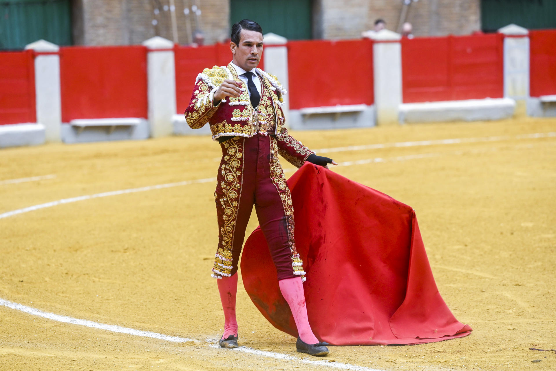 El diestro José María Manzanares con su primer toro este jueves, durante la corrida de toros de las Fiestas del Corpus Christi en Granada (Andalucía). EFE/ Miguel Angel Molina