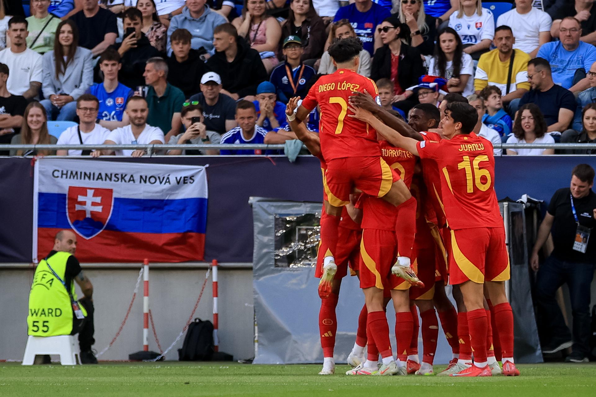 España celebra un gol durante el partido de la Eurocopa Sub-21 disputado en Bratislava, Eslovaquia. EFE/EPA/MARTIN DIVISEK