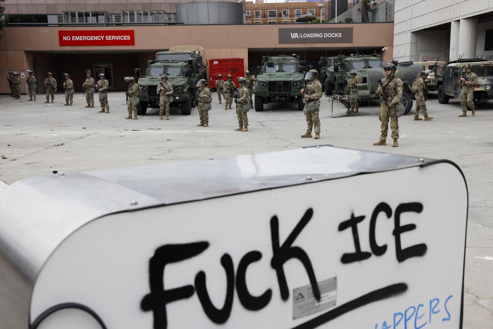 Miembros de la Guardia Nacional frente al edificio federal en Los Ángeles, California, EE.UU. EFE/CAROLINE BREHMAN