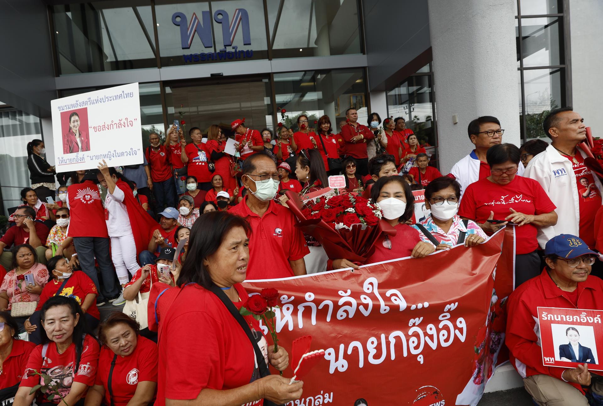 BANGKOK (Thailand), 27/06/2025.- Supporters of Thai Prime Minister Paetongtarn Shinawatra gather for a protest at the Pheu Thai Party's headquarters in Bangkok, Thailand,27 June 2025. Supporters of Prime Minister Paetongtarn rallied in her support amid increased calls for her resignation following the leak of an audio recording of her phone conversation with former Cambodian Premier Hun Sen regarding a border dispute between the two countries. (Protestas, Camboya, Tailandia) EFE/EPA/NARONG SANGNAK