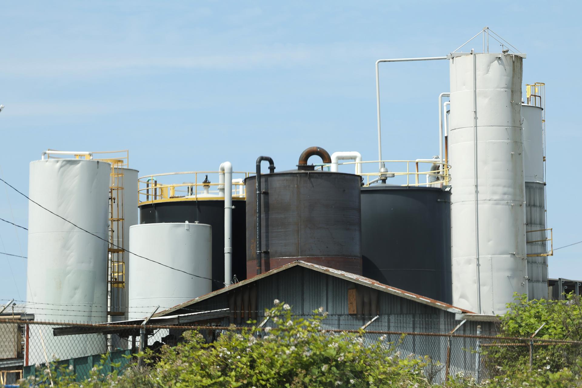 Fotografía de archivo de una refinería de petróleo en Tacoma, Washington (EE.UU.). EFE/EPA/JOHN G. MABANGLO