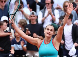 La tenista bielorrusa Aryna Sabalenka celebra su victoria ante la estadounidense Amanda Anisimova Roland Garros en París, Francia. EFE/EPA/CHRISTOPHE PETIT TESSON