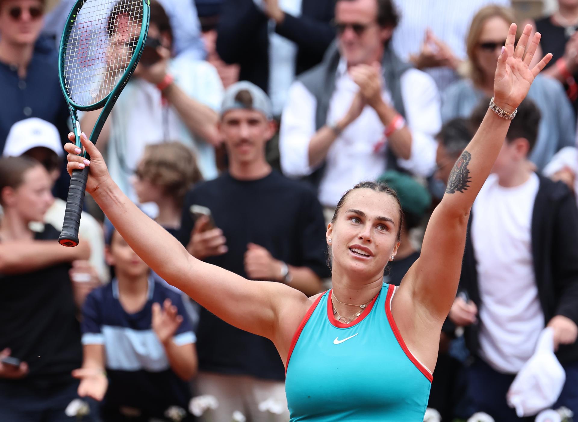 La tenista bielorrusa Aryna Sabalenka celebra su victoria ante la estadounidense Amanda Anisimova Roland Garros en París, Francia. EFE/EPA/CHRISTOPHE PETIT TESSON