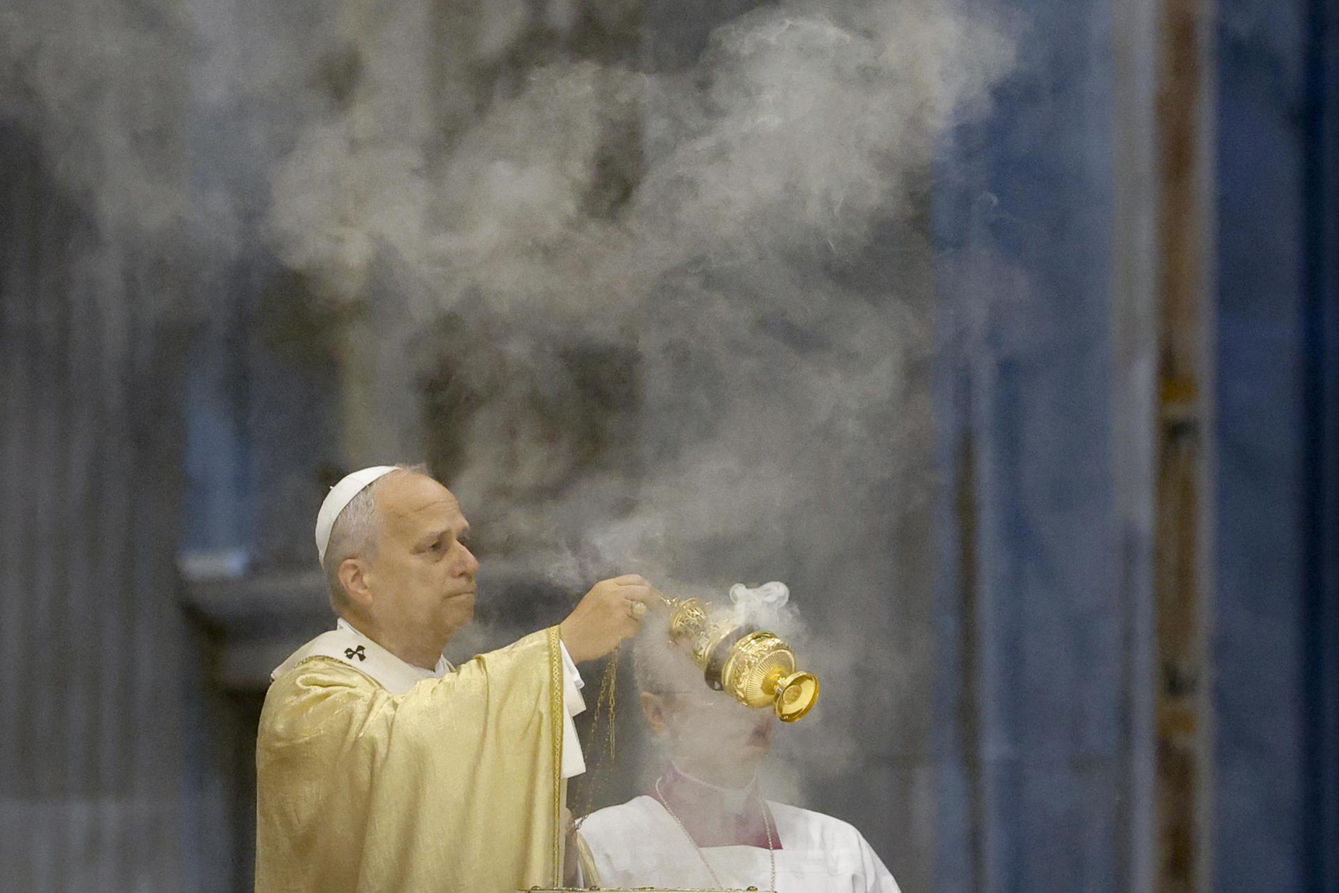El papa León XIV durante la misa celebrada este viernes con motivo del Jubileo de los sacerdotes en la basílica de San Pedro. EFE/EPA/FABIO FRUSTACI