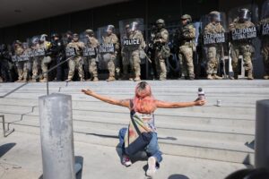 Una manifestante fue captada el pasado 9 de junio al increpar a miembros de la Guardia Nacional de California, frente al edificio federal Edward R. Roybal, en Los Ángeles (CA, EE.UU.). Aproximadamente 2.000 efectivos de la Guardia Nacional fue EFE/Allison Dinner