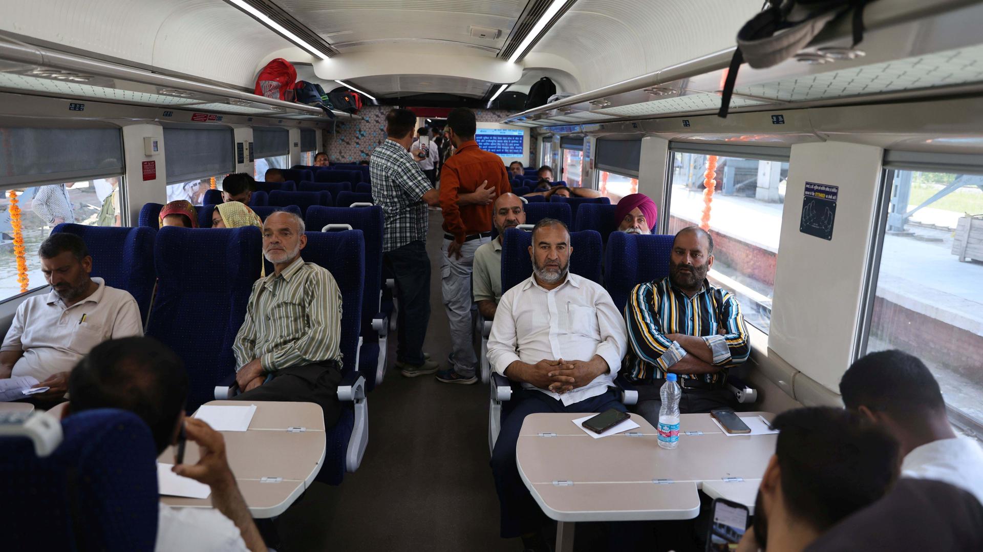 Viajeros en la estación de Nowgam en Srinagar, la capital de verano de la Cachemira administrada por la India, 6 de junio de 2025. EFE/EPA/FAROOQ KHAN