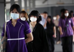 Fotografía de archivo, tomada el 20/05/2025, que muestra a personas usando mascarilla en un sector de Bangkok, Tailandia. EFE/EPA/RUNGROJ YONGRIT
