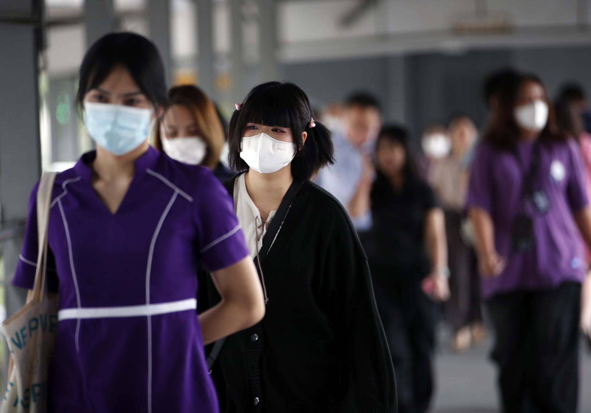 Fotografía de archivo, tomada el 20/05/2025, que muestra a personas usando mascarilla en un sector de Bangkok, Tailandia. EFE/EPA/RUNGROJ YONGRIT
