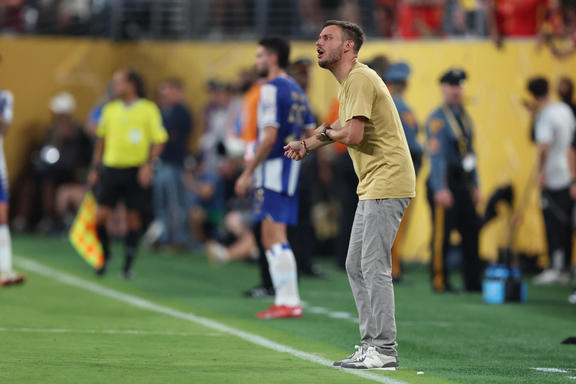 El entrenador del Porto, Martin Anselmi conduce a su equipo ante el Al Ahly en el Mundial de Clubes. EFE/JUSTIN LANE