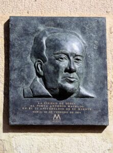 Placa con la efigie en bronce de Antonio Machado colocada en 2015 en la que fue Casa del Común en Soria, institución que reunía a los "hombres buenos" de la ciudad para resolver de sus asuntos. EFE/Wifredo García