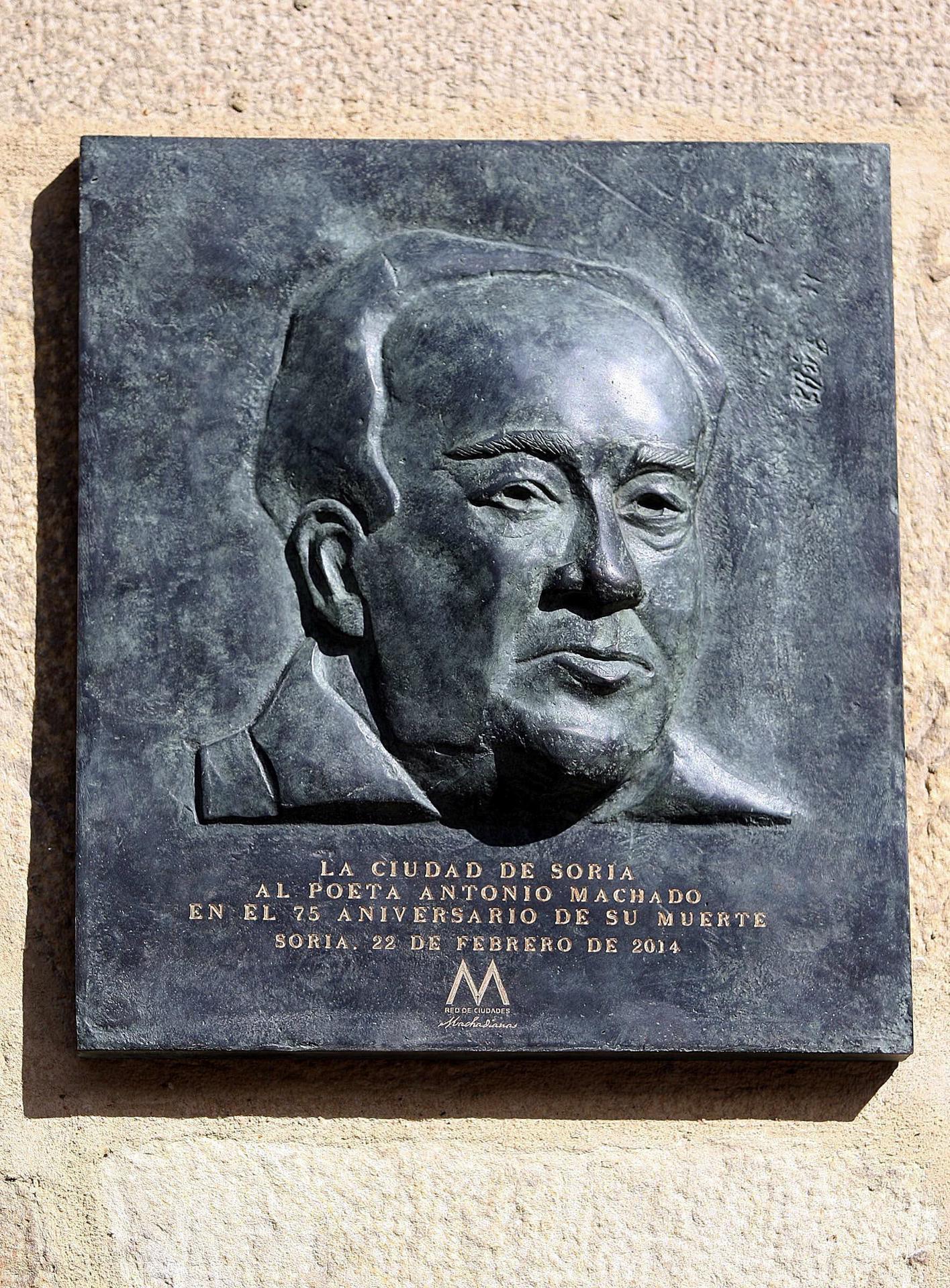 Placa con la efigie en bronce de Antonio Machado colocada en 2015 en la que fue Casa del Común en Soria, institución que reunía a los "hombres buenos" de la ciudad para resolver de sus asuntos. EFE/Wifredo García