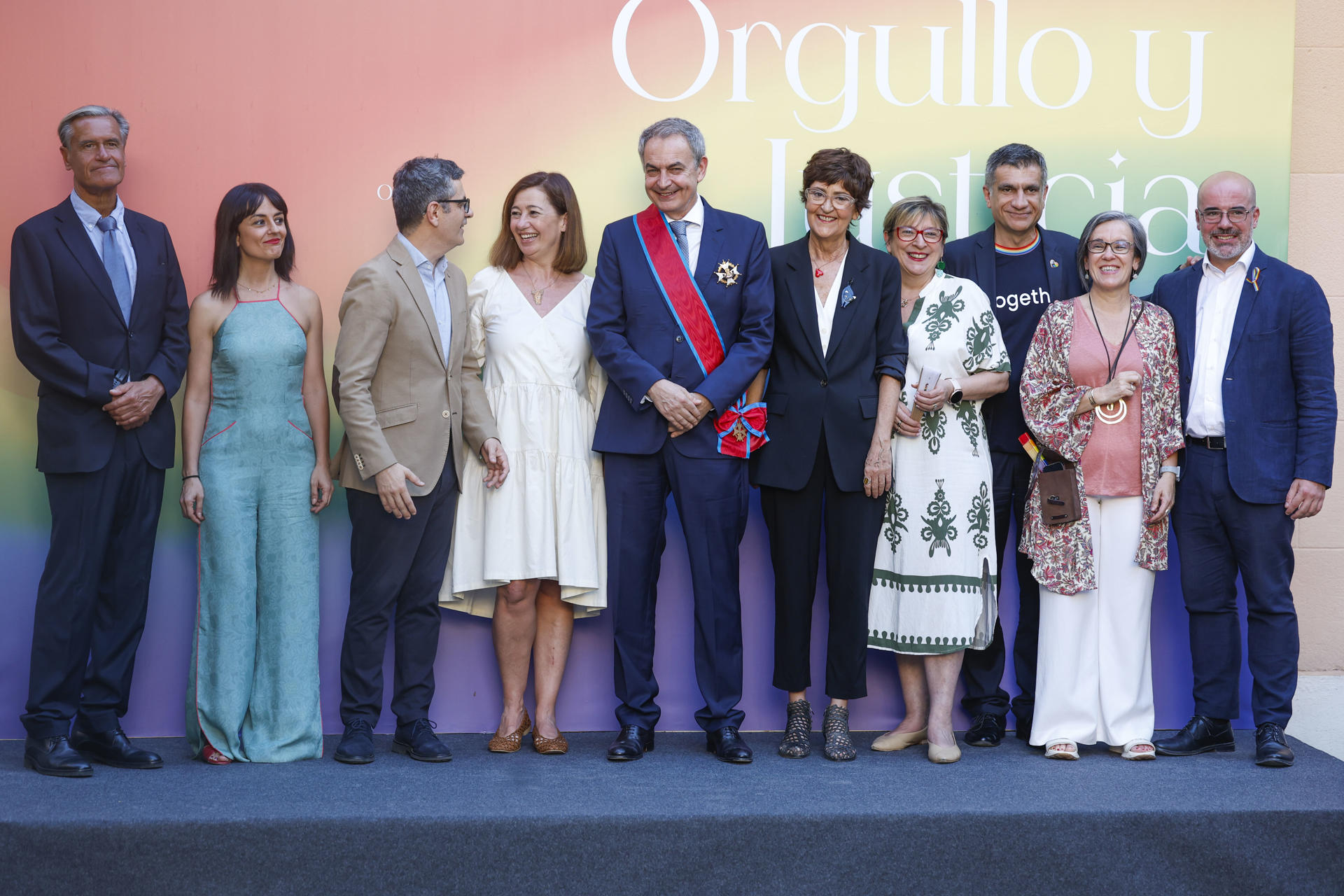 El ex presidente José Luis Rodríguez Zapatero (c), con la Gran Cruz de la Orden de San Raimundo de Peñafort, posa junto a la presidenta del Congreso, Francina Armengol (4d); el ministro de la Presidencia, Justicia y Relaciones con las Cortes, Félix Bolaños (3i); el exministro Juan Fernando López Aguilar (i); entre otros, este viernes durante el acto 'Orgullo y Justicia' para conmemorar el Día Nacional del Orgullo LGTBI y el 20 aniversario del matrimonio igualitario, en Madrid. EFE/JP Gandul