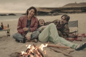 Fotograma cedido este viernes, 6 de junio, por Intra Movies donde aparecen los actores Mariana Loyola (i) Helen Mrugalski (c) y Néstor Cantillana, durante una escena de la película 'Cuerpo Celeste' de la chilena Nayra Ilic García, que se exhibió en el festival neoyorquino de Tribeca. EFE/Intra Movies