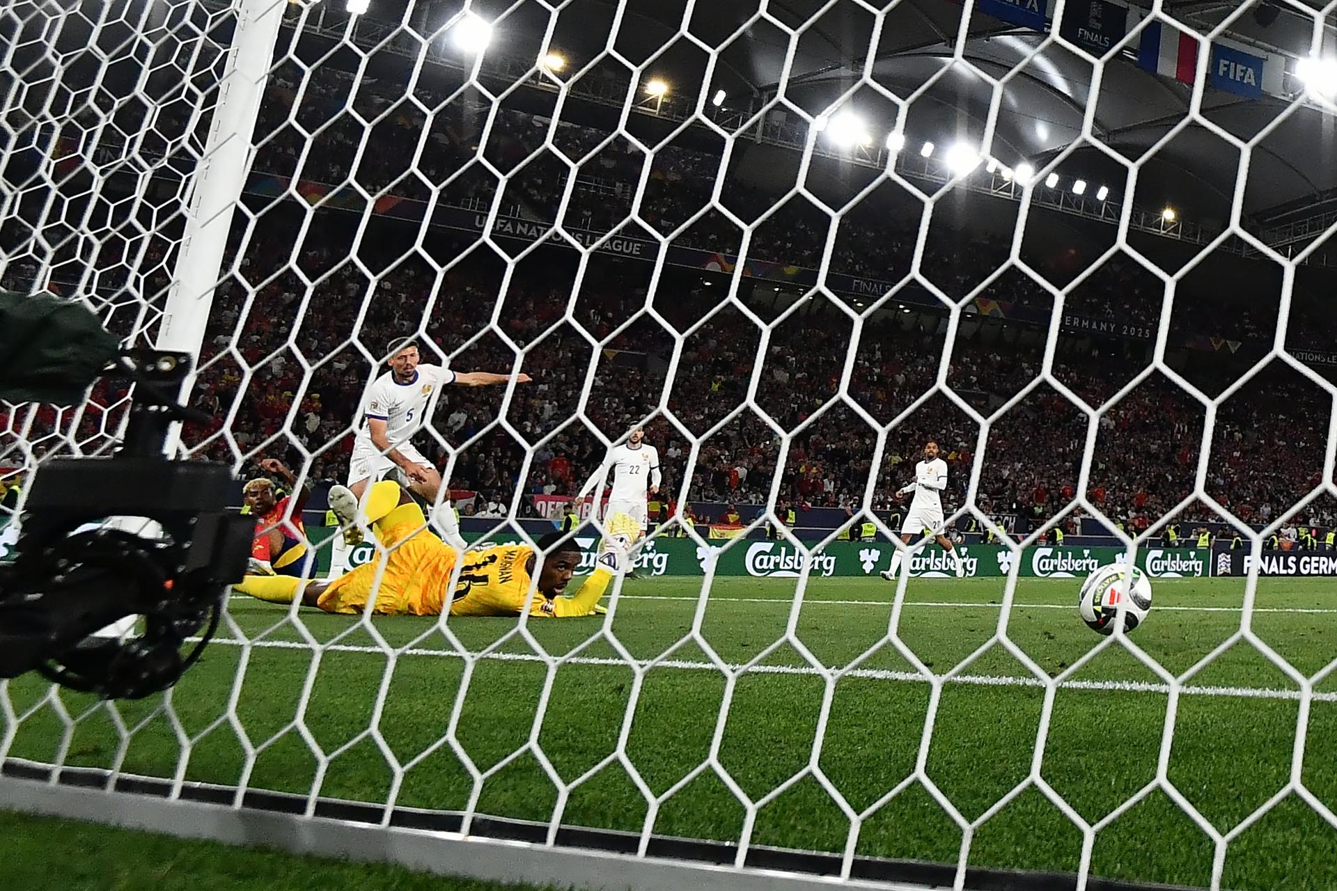 El español Lamine Yamal marca el 5-1 durante el partido de semifinales de la Liga de Naciones de la UEFA entre España y Francia, en Stuttgart, Alemania. EFE/EPA/ANNA SZILAGYI
//////////
Stuttgart (Germany), 06/06/2025.- Spain's Lamine Yamal score the 5-1 goal during the UEFA Nations League semi-final soccer match between Spain and France, in Stuttgart, Germany, 05 June 2025. (Francia, Alemania, España) EFE/EPA/ANNA SZILAGYI