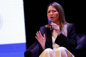 La jefa de comunicaciones de Vente (Venezuela), Claudia Macero, habla durante el IV Encuentro Regional de Foro Madrid este viernes, en Asunción (Paraguay). EFE/ Juan Pablo Pino