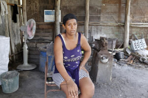 Fotografía del 28 de mayo de 2025 de Yanara Díaz durante una entrevista con EFE, en Pinar del Río, a más de 150 km de La Habana (Cuba). EFE/ Ernesto Mastrascusa