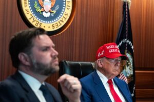 Una foto de archivo facilitada por la Casa Blanca muestra al presidente estadounidense, Donald Trump, y al vicepresidente estadounidense, JD Vance (I), en la Sala de Situación.  EFE/EPA/CASA BLANCA