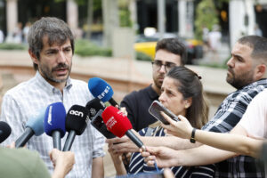 El ministro de Cultura, Ernest Urtasun, ha hecho declaraciones a los medios de comunicación este domingo ante el monumento a Salvador Espriu. EFE/Toni Albir