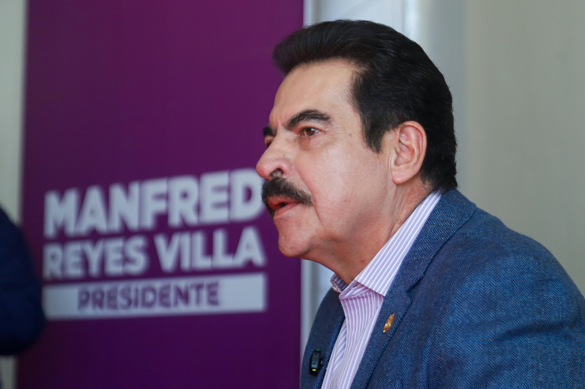 El candidato presidencial boliviano Manfred Reyes Villa habla durante una rueda de prensa este jueves, en La Paz, (Bolivia). Reyes Villa instó al Gobierno de Luis Arce a meter "preso" al exmandatario Evo Morales, para "terminar" con el bloqueo de caminos que sostienen sus seguidores, en los que ya murieron cuatro policías y un civil. EFE/ Gabriel Márquez