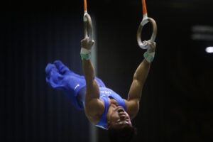 Asher Keen Wah de Estados Unidos, participa en el Campeonato Panamericano de Gimnasia Artística de Adultos organizado por la Unión Panamericana de Gimnasia (UPAG) y la Federación Panameña de Gimnasia en Ciudad de Panamá (Panamá). EFE/ Carlos Lemos