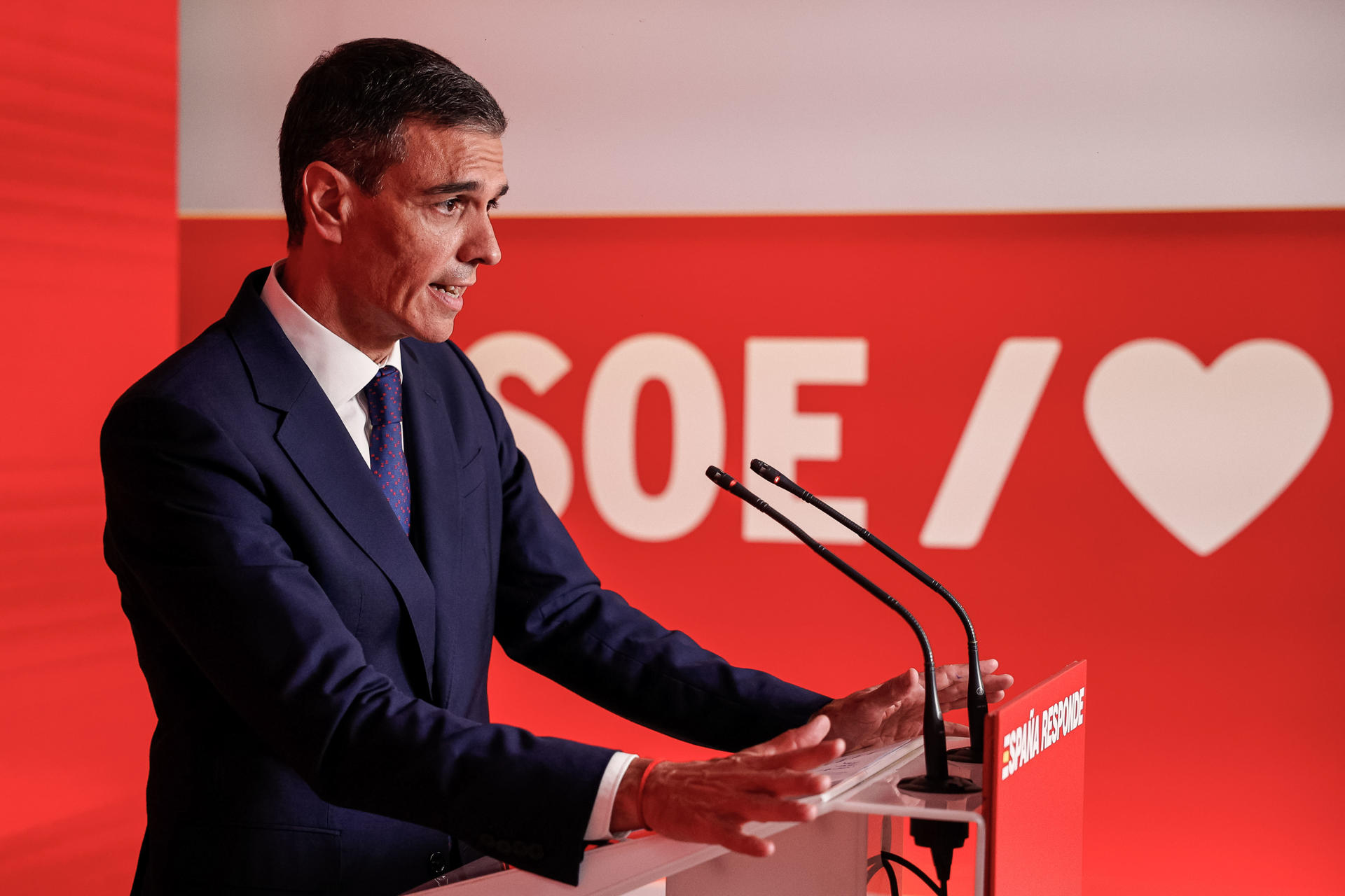 El presidente del Gobierno y líder del PSOE, Pedro Sánchez, durante su comparecencia del pasado jueves tras conocer el informe de la UCO que implica al ex secretario de organización, Santos Cerdán, en supuestos casos de corrupción EFE/Daniel Gonzalez