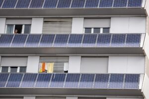 Imagen de archivo de paneles solares en una comunidad de vecinos. EFE/David Aguilar