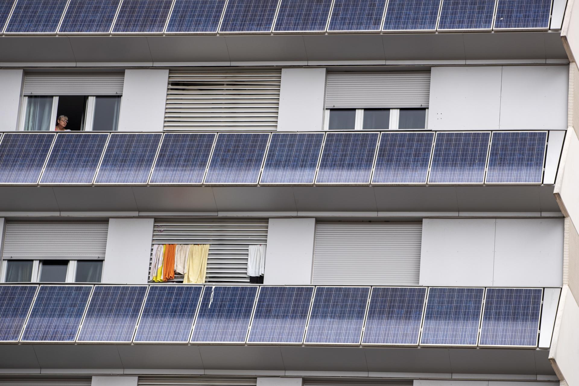 Imagen de archivo de paneles solares en una comunidad de vecinos. EFE/David Aguilar